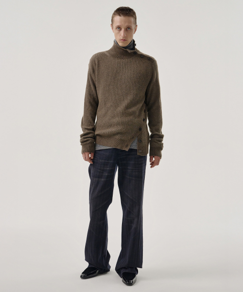 OBLIQUE TURTLENECK (BROWN)