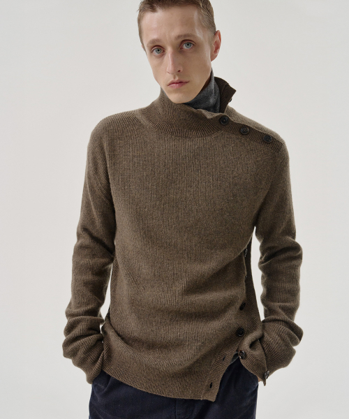 OBLIQUE TURTLENECK (BROWN)