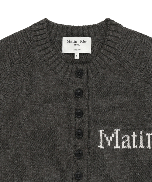 MATIN BUTTON POINT HENLEY NECK LOGO KNIT TOP IN CHARCOAL