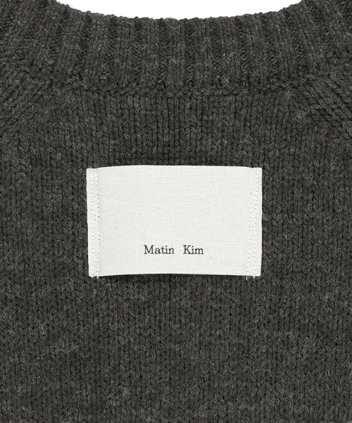 MATIN BUTTON POINT HENLEY NECK LOGO KNIT TOP IN CHARCOAL