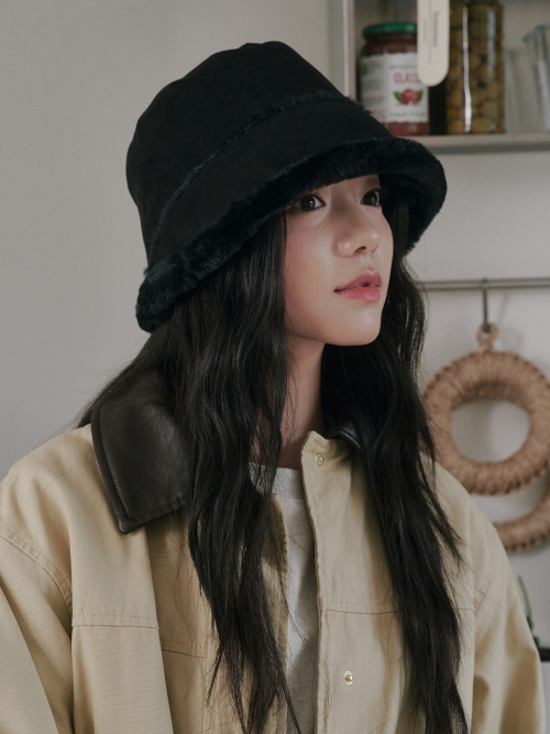 Moon Suede Bonnet Hat (Black)