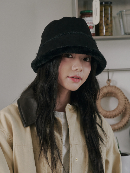 Moon Suede Bonnet Hat (Black)