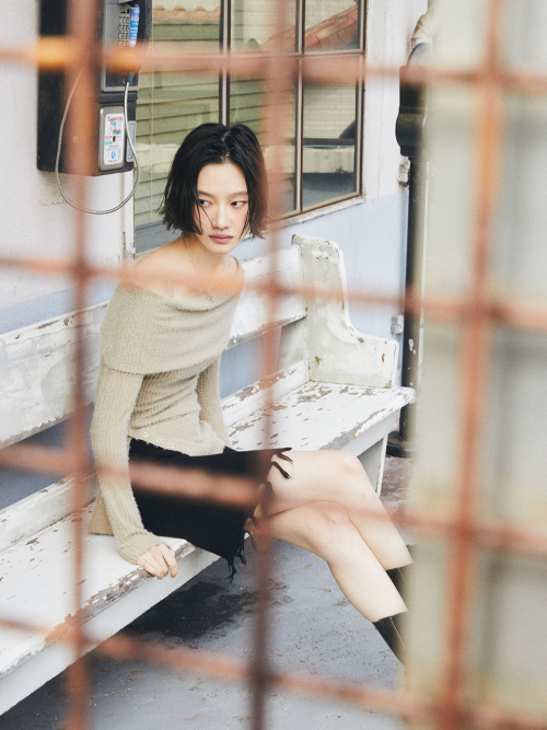 오프숄더 컷 아웃 티셔츠_샌드카키