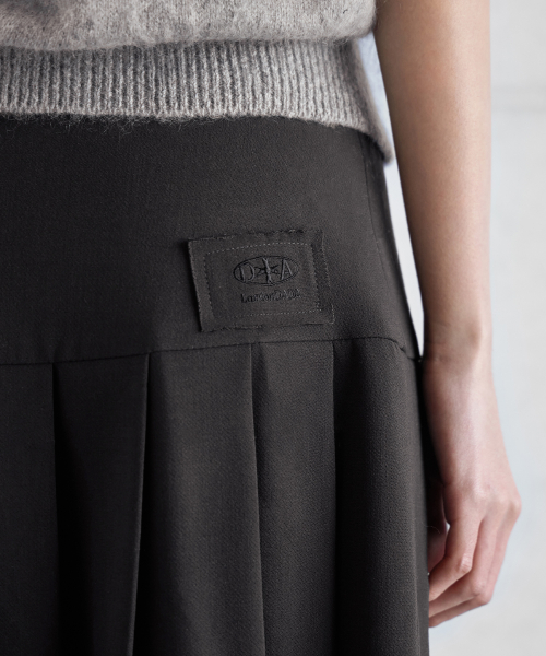 LOGO PATCHED BUCKLE PLEATS SKIRT, GREY