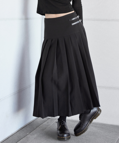 LOGO PATCHED BUCKLE PLEATS SKIRT, BLACK