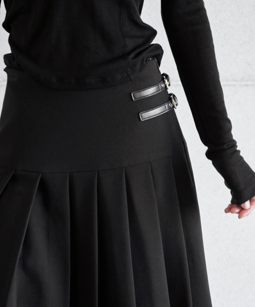 LOGO PATCHED BUCKLE PLEATS SKIRT, BLACK