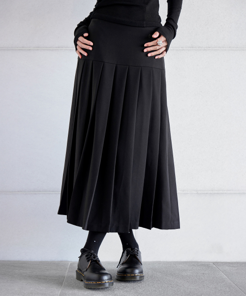 LOGO PATCHED BUCKLE PLEATS SKIRT, BLACK