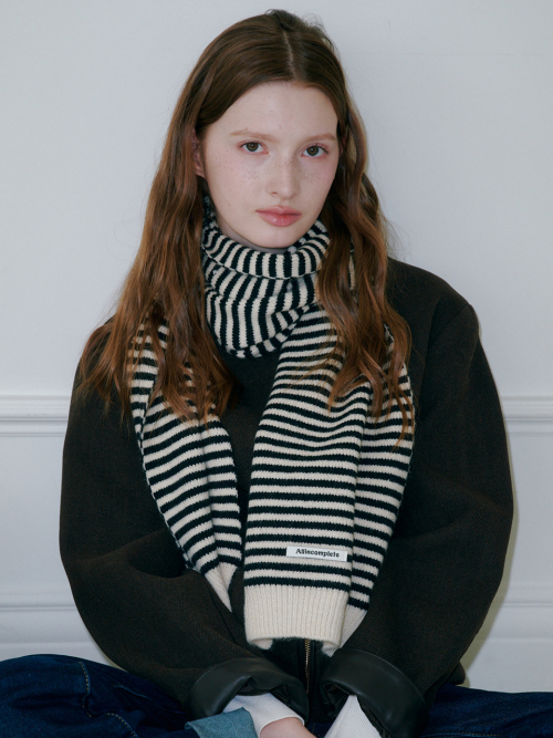 Candy Stripe Knit Muffler (Ivory & Black)