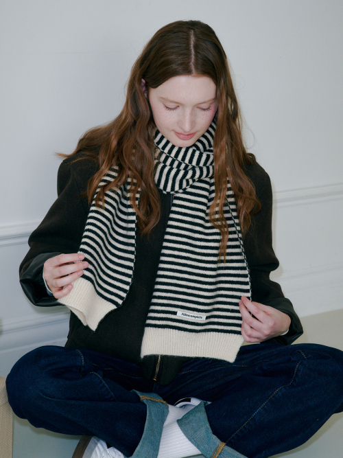 Candy Stripe Knit Muffler (Ivory & Black)