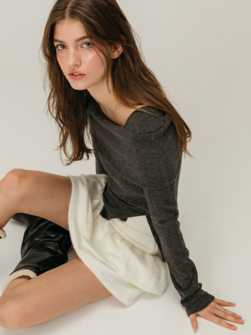 BUTTON OFF SHOULDER T-SHIRT / CHARCOAL
