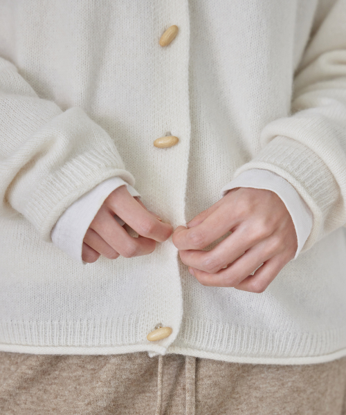 WOOL BLENDED OVAL BUTTON CREW-NECK CARDIGAN, IVORY