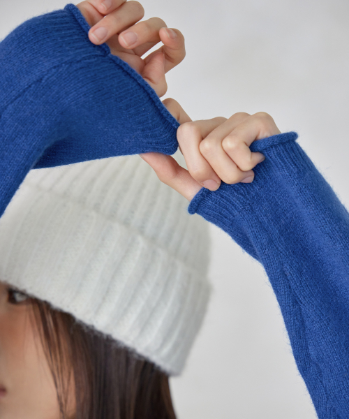 WOOL BLENDED OVAL BUTTON CREW-NECK CARDIGAN, BLUE