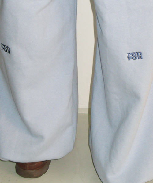 SUBTLE LOGO WIDE SWEAT PANTS SOFT BLUE