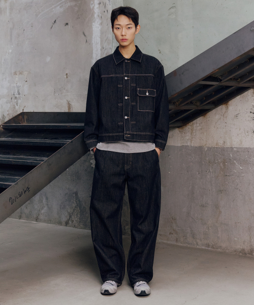 Wide one-tuck black low denim pants