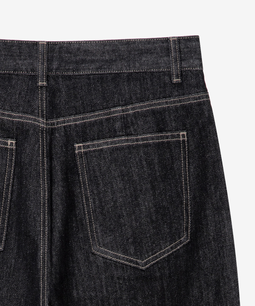 Wide one-tuck black low denim pants