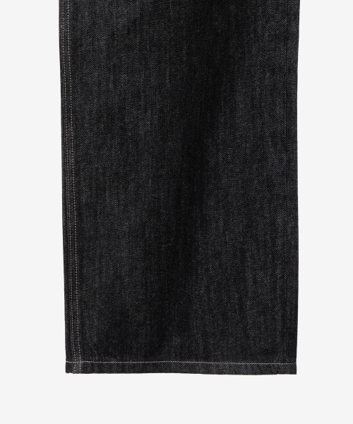 Wide one-tuck black low denim pants