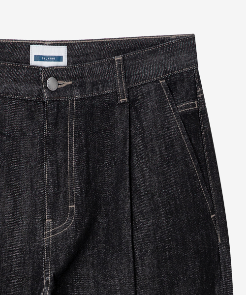 Wide one-tuck black low denim pants
