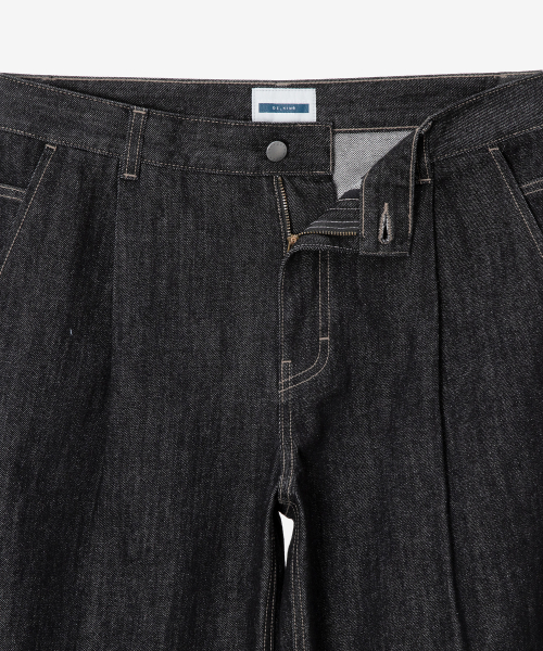 Wide one-tuck black low denim pants
