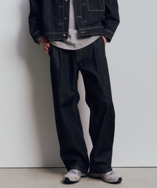 Wide one-tuck black low denim pants