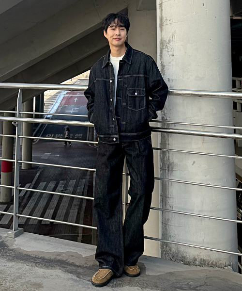 Wide one-tuck black low denim pants