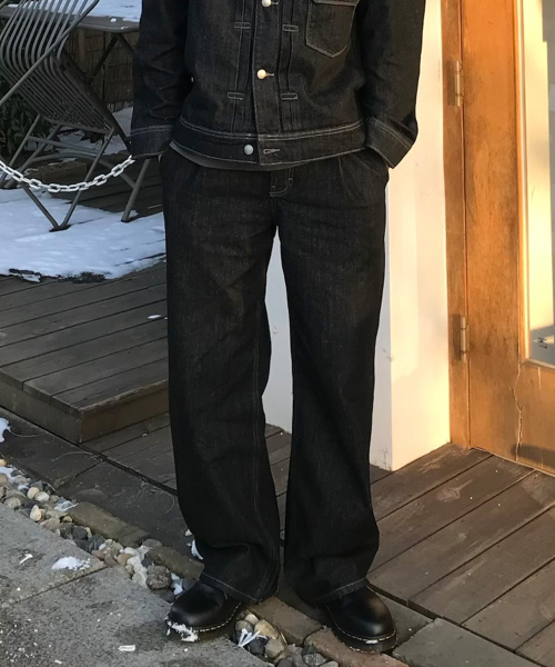 Wide one-tuck black low denim pants