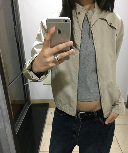 [리뉴얼] 하이넥 스탠다드 스트랩 비조 포인트 블루종 집업 자켓 [베이지]