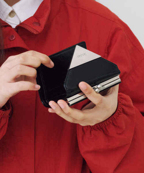 CRINKLE TRIANGLE FRAME WALLET - BLACK