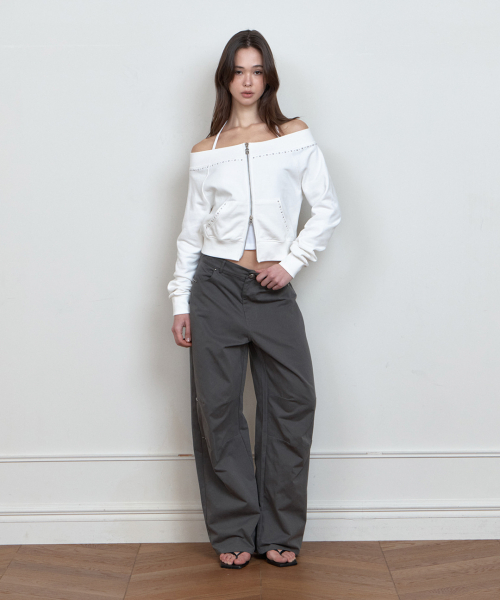 C STUDDED OFF-SHOULDER 2-WAY ZIP-UP_WHITE