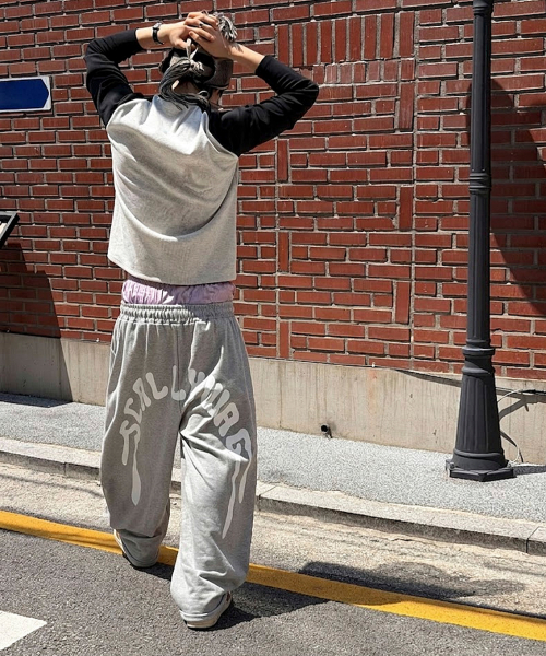 멜팅 레터링 스웨트 팬츠[그레이]