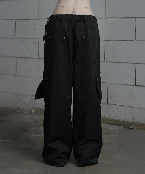 Belted Two-Pocket Cutline Oversized Pants (Black)