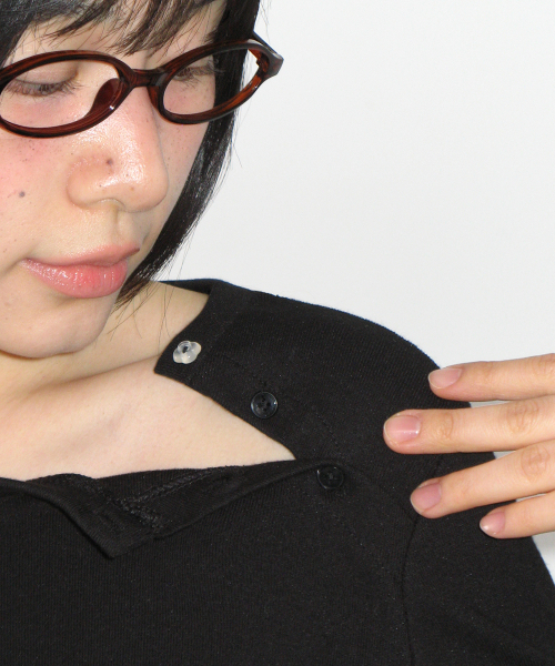 BUTTON SHOULDER SLIM FIT LONG SLEEVE BLACK