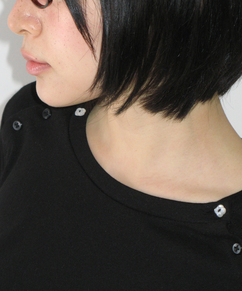 BUTTON SHOULDER SLIM FIT LONG SLEEVE BLACK