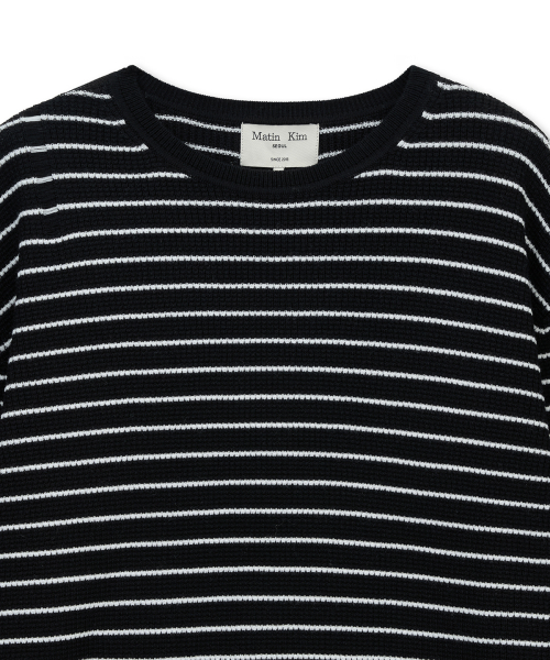 STRIPE DAMAGED LOOSE PULLOVER IN BLACK