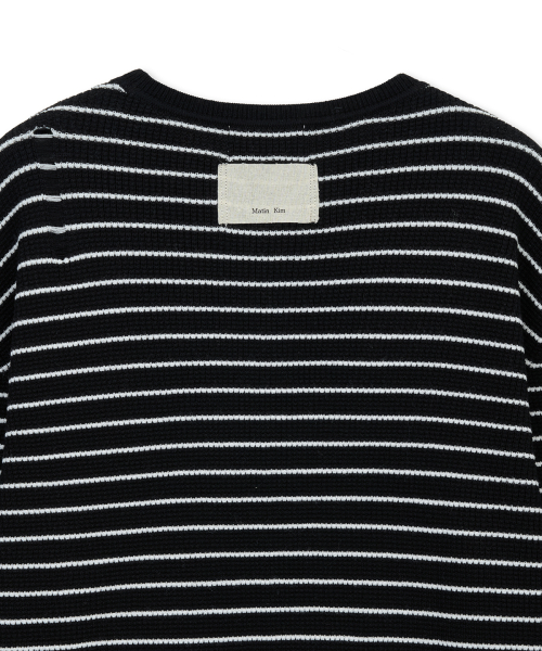 STRIPE DAMAGED LOOSE PULLOVER IN BLACK