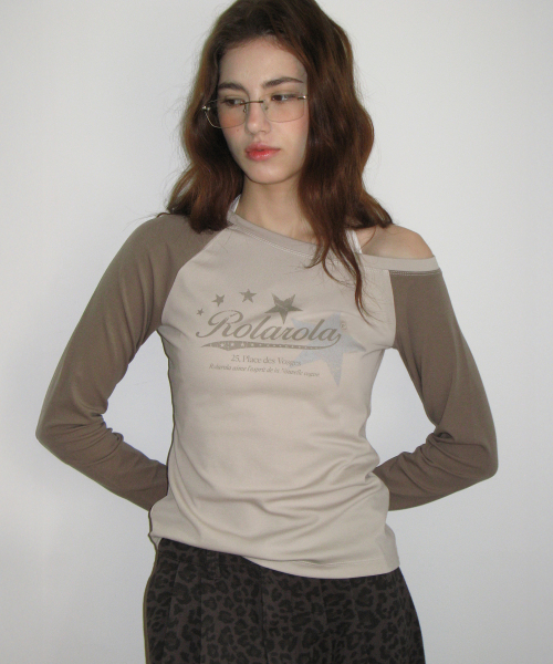 LOGO GRAPHIC OFF SHOULDER RAGLAN T-SHIRT BROWN