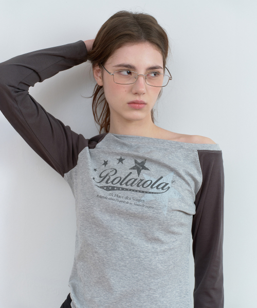 LOGO GRAPHIC OFF SHOULDER RAGLAN T-SHIRT CHARCOAL