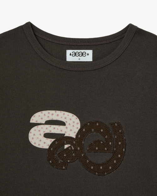 APPLIQUE FLOWER LOGO TEE [DARK BROWN]
