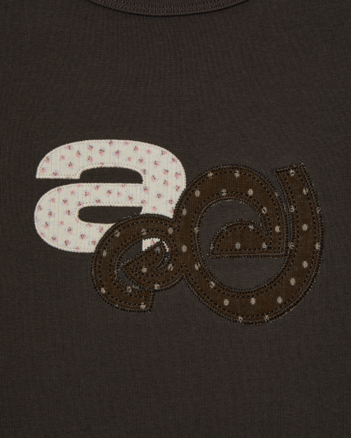 APPLIQUE FLOWER LOGO TEE [DARK BROWN]