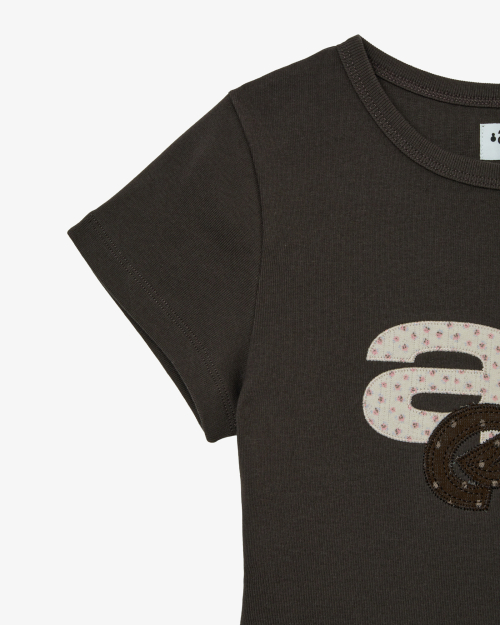 APPLIQUE FLOWER LOGO TEE [DARK BROWN]