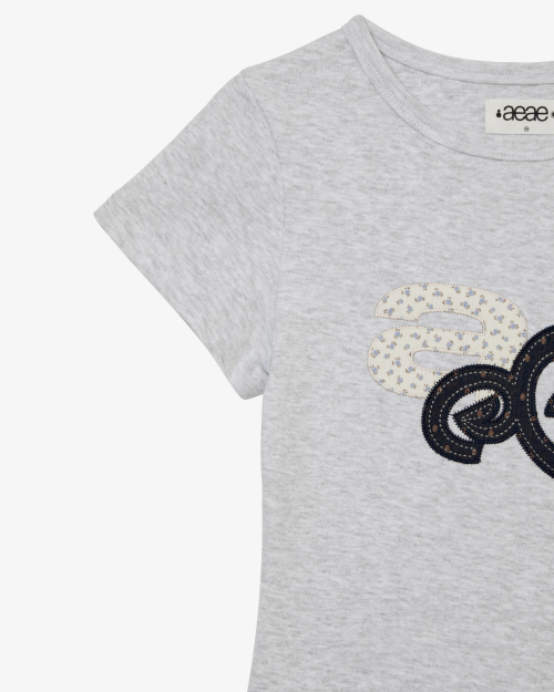 APPLIQUE FLOWER LOGO TEE [LIGHT GREY]
