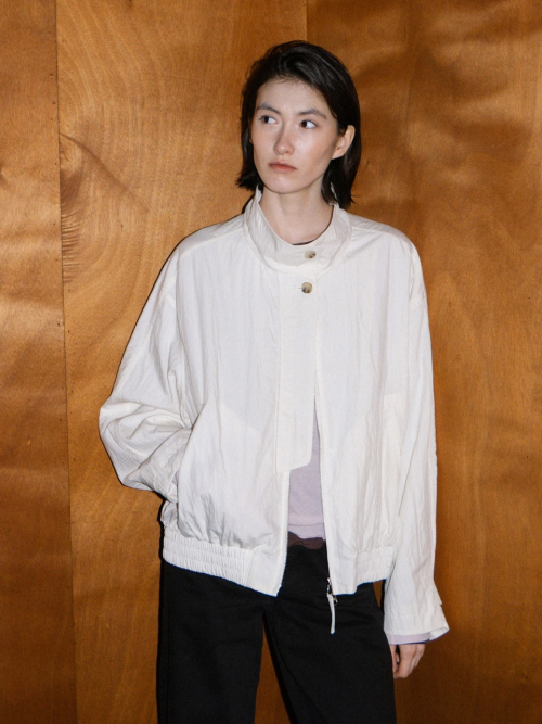 Minimal High-neck Blouson Cream AT6JPA005CR