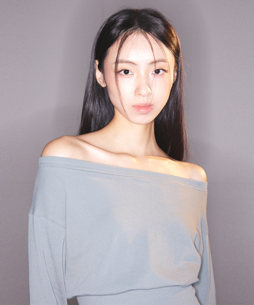 OFF-SHOULDER CROP TOP