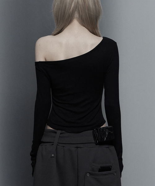 Lettering Printing One-Shoulder Long Sleeve Top (Black)