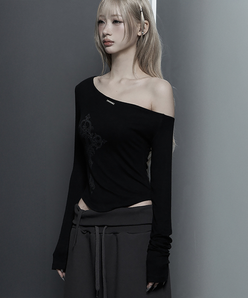 Lettering Printing One-Shoulder Long Sleeve Top (Black)