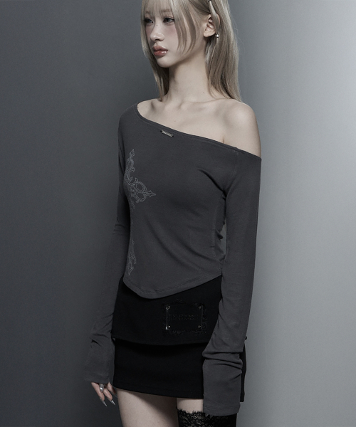 Lettering Printing One-Shoulder Long Sleeve Top (Dark Gray)