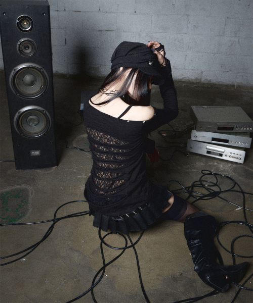 Destroyed Back Lace Top (BLACK)