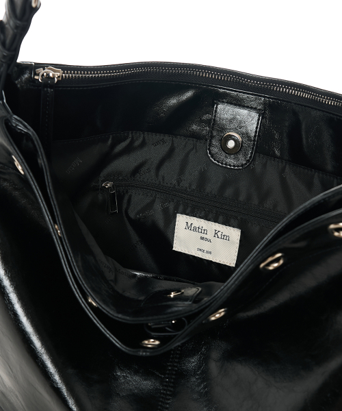 MATIN EYELET POINT LAYERED BIG SHOULDER BAG IN BLACK