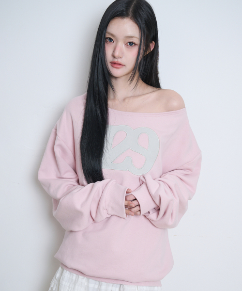 129 LOGO PATCH BOAT NECK SWEATSHIRT LIGHT PINK