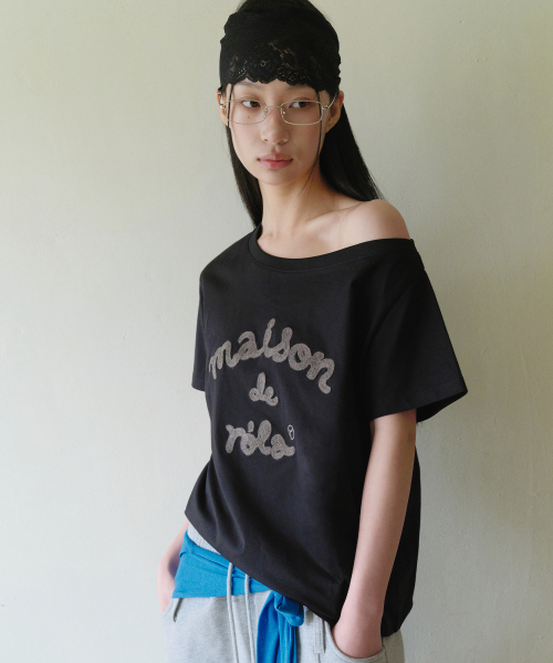 MAISON DE ROLA EMBROIDERY OFF SHOULDER T-SHIRT BLACK