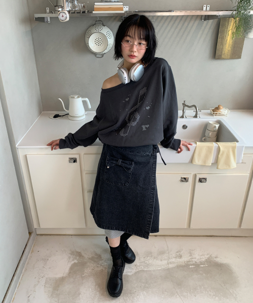CROSS STITCH CLEF OFF SHOULDER SWEATSHIRT CHARCOAL